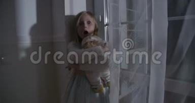 被吓坏了的白人金发女孩抱着洋娃娃大吼大叫。 站在大个子旁边的受惊孩子的画像